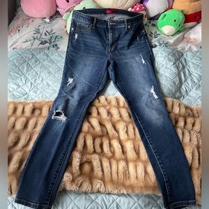 Stretchy distressed skinny jeans
